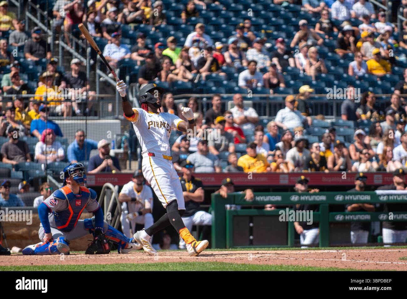 L'esterno dei Pittsburgh Pirates Oneil Cruz segue un home run durante una partita contro i New York Mets al PNC Park il 29 giugno 2025. Foto Stock