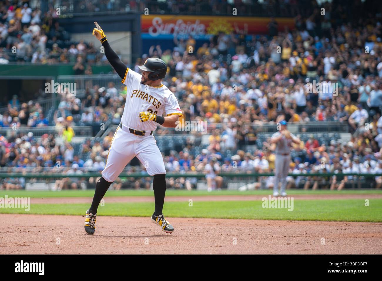 L'esterno dei Pittsburgh Pirates Tommy Pham festeggia dopo un fuoricampo durante una partita contro i New York Mets il 29 giugno 2025 Foto Stock