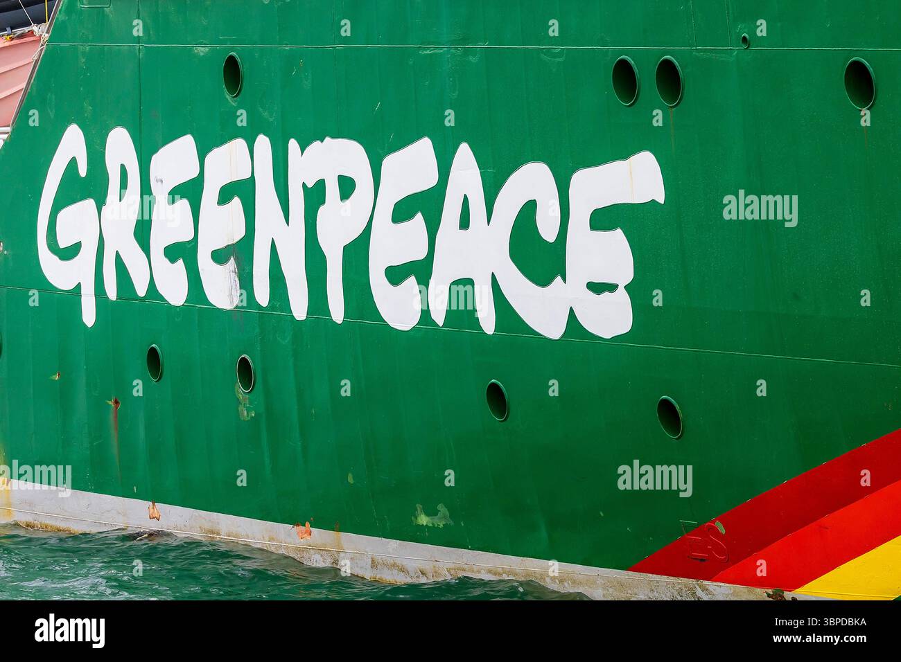 Auckland, nuova Zelanda, 8 luglio 2025. La nave ammiraglia di Greenpeace Rainbow Warrior torna in nuova Zelanda 40 anni dopo che gli agenti del governo francese bombardarono la nave originale ad Auckland. Crediti: David Rowland/Alamy Live News Foto Stock
