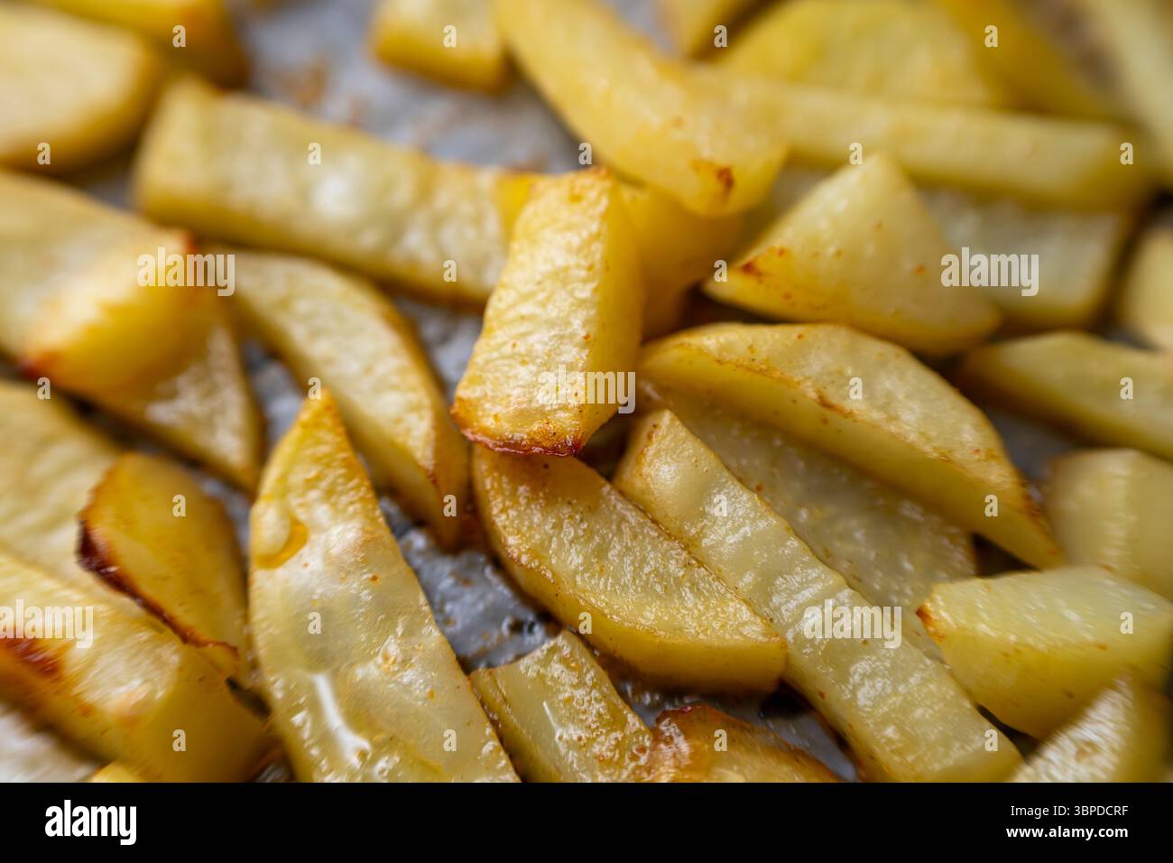 Patate dorate fatte in casa cotte in forno, primo piano Foto Stock