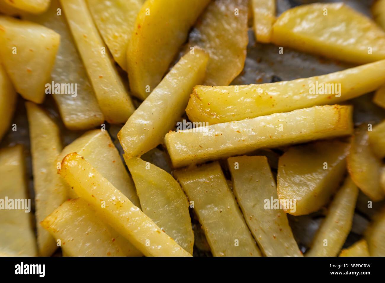 Patate dorate fatte in casa cotte in forno, primo piano Foto Stock
