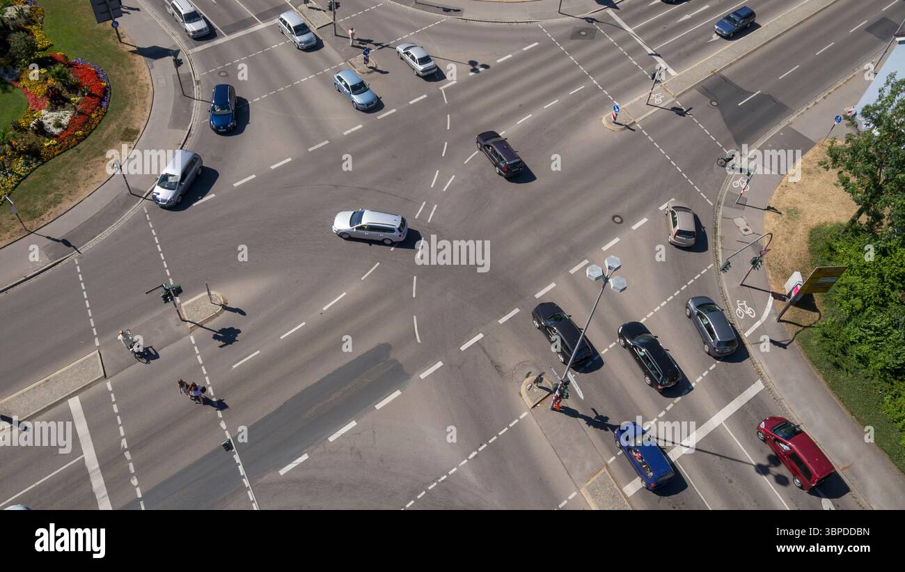 Veduta aerea di un incrocio affollato nella scuola guida tedesca Foto Stock