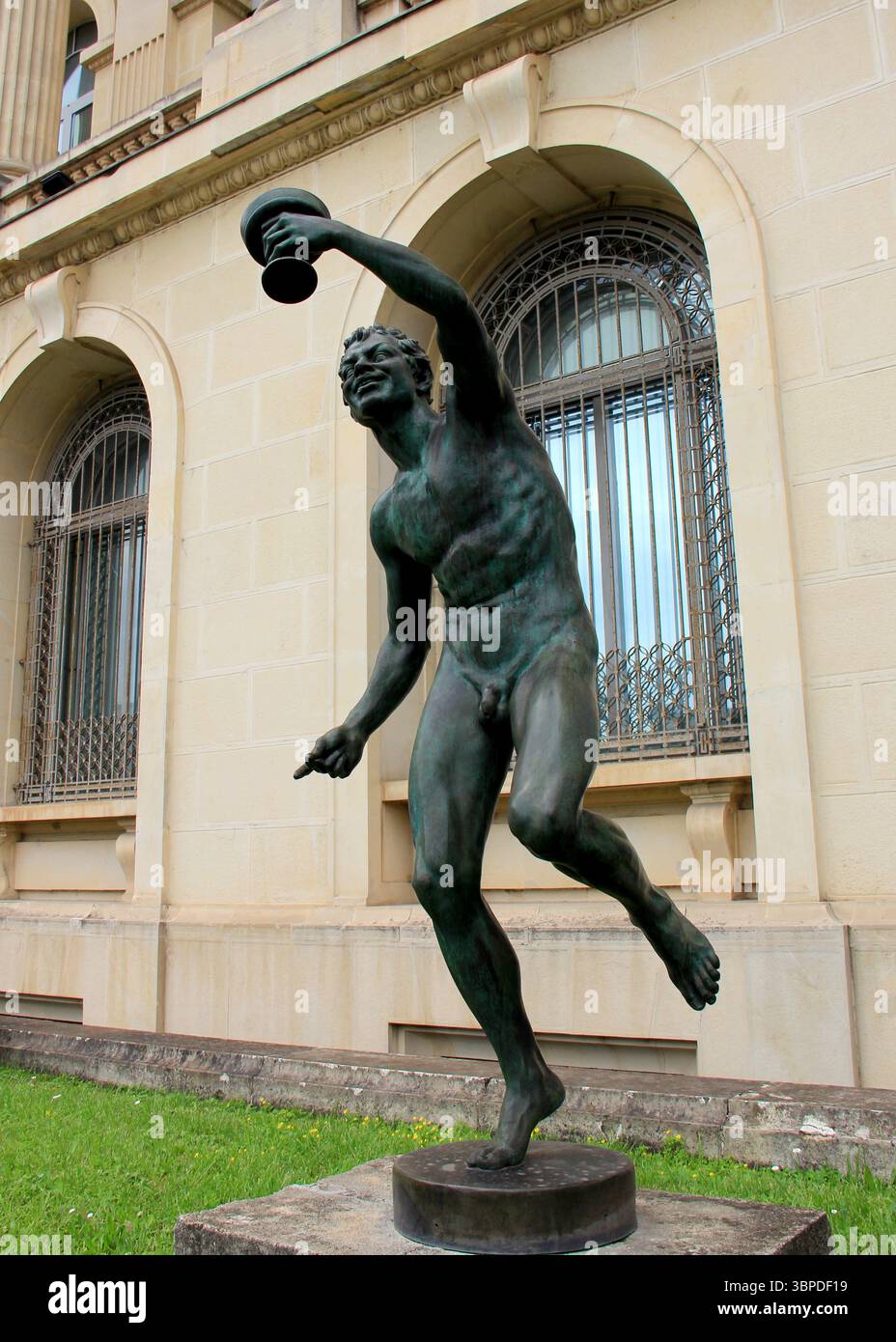 Bacco, di Oscar Spaethe, scultura classica di fronte al Museo Nazionale d'Arte di Bucarest, Romania Foto Stock