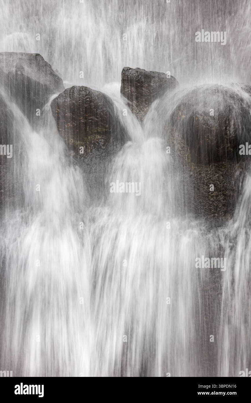 Cascata su grandi massi Foto Stock