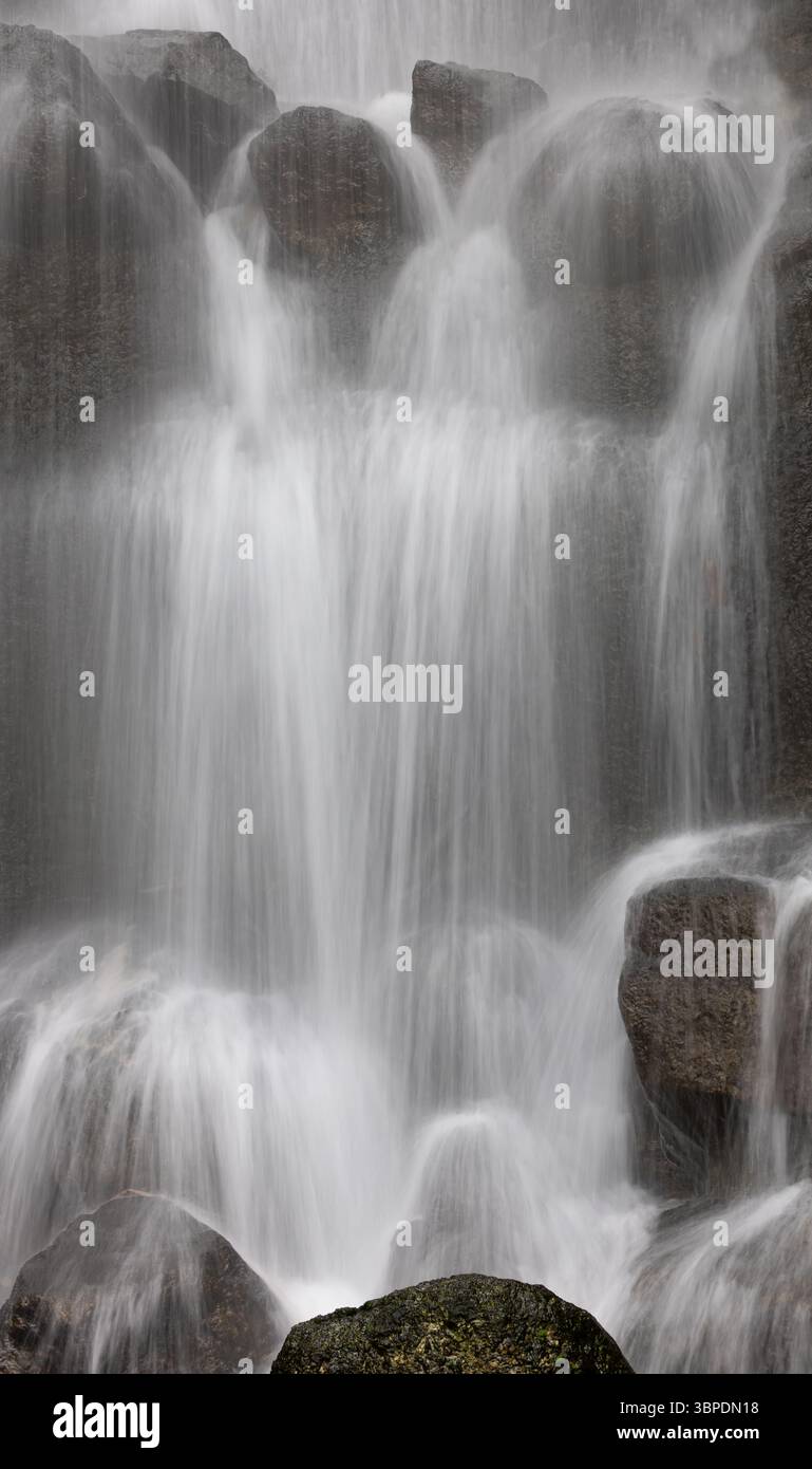Cascata su grandi massi Foto Stock