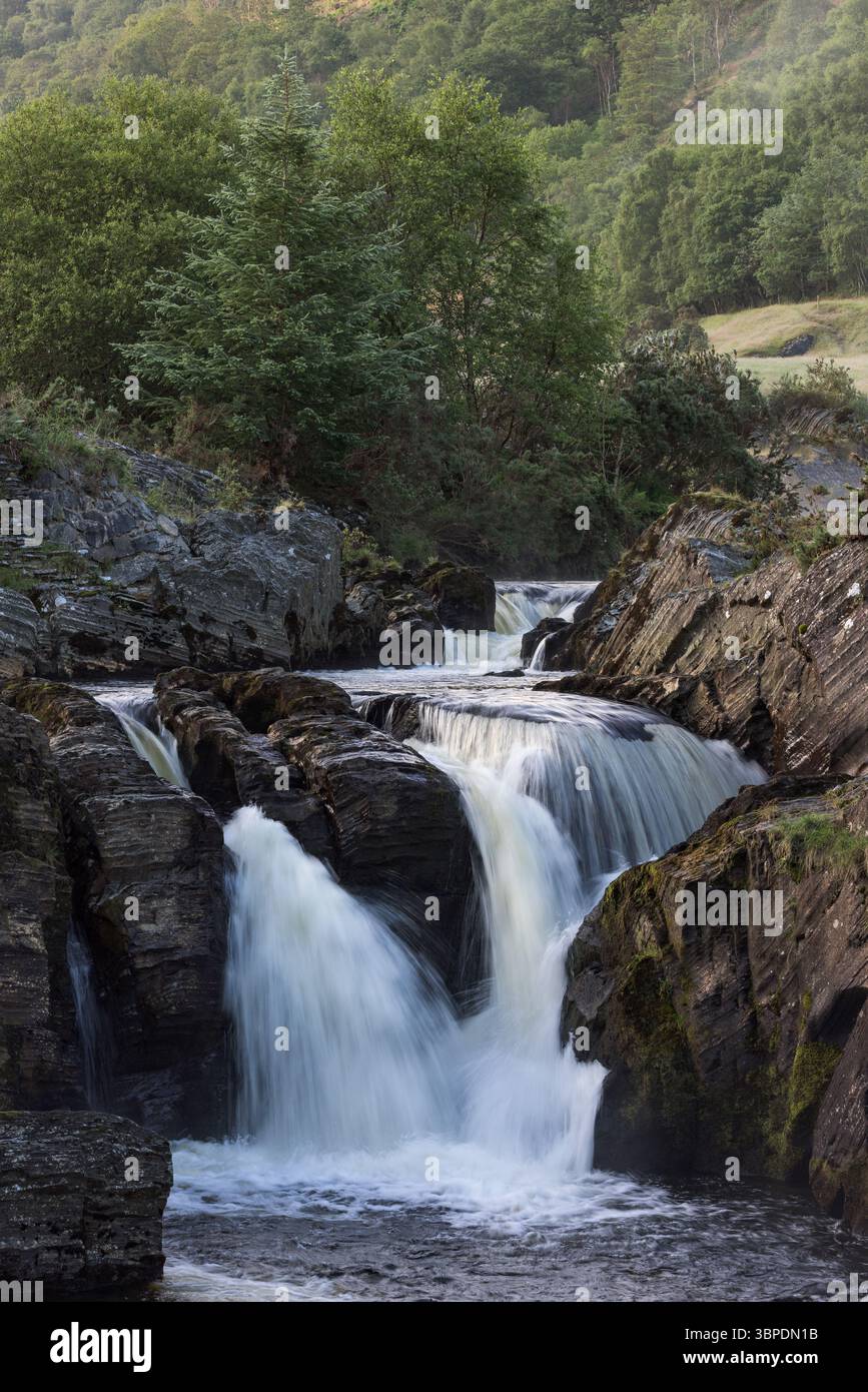 Cascata sul fiume Afon Rheidol, nel Galles occidentale, Regno Unito Foto Stock