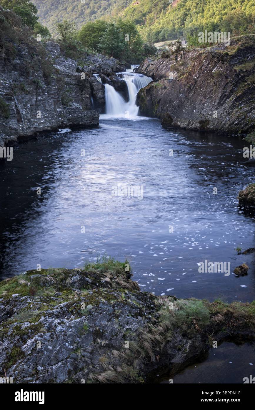 Cascata sul fiume Afon Rheidol, nel Galles occidentale, Regno Unito Foto Stock
