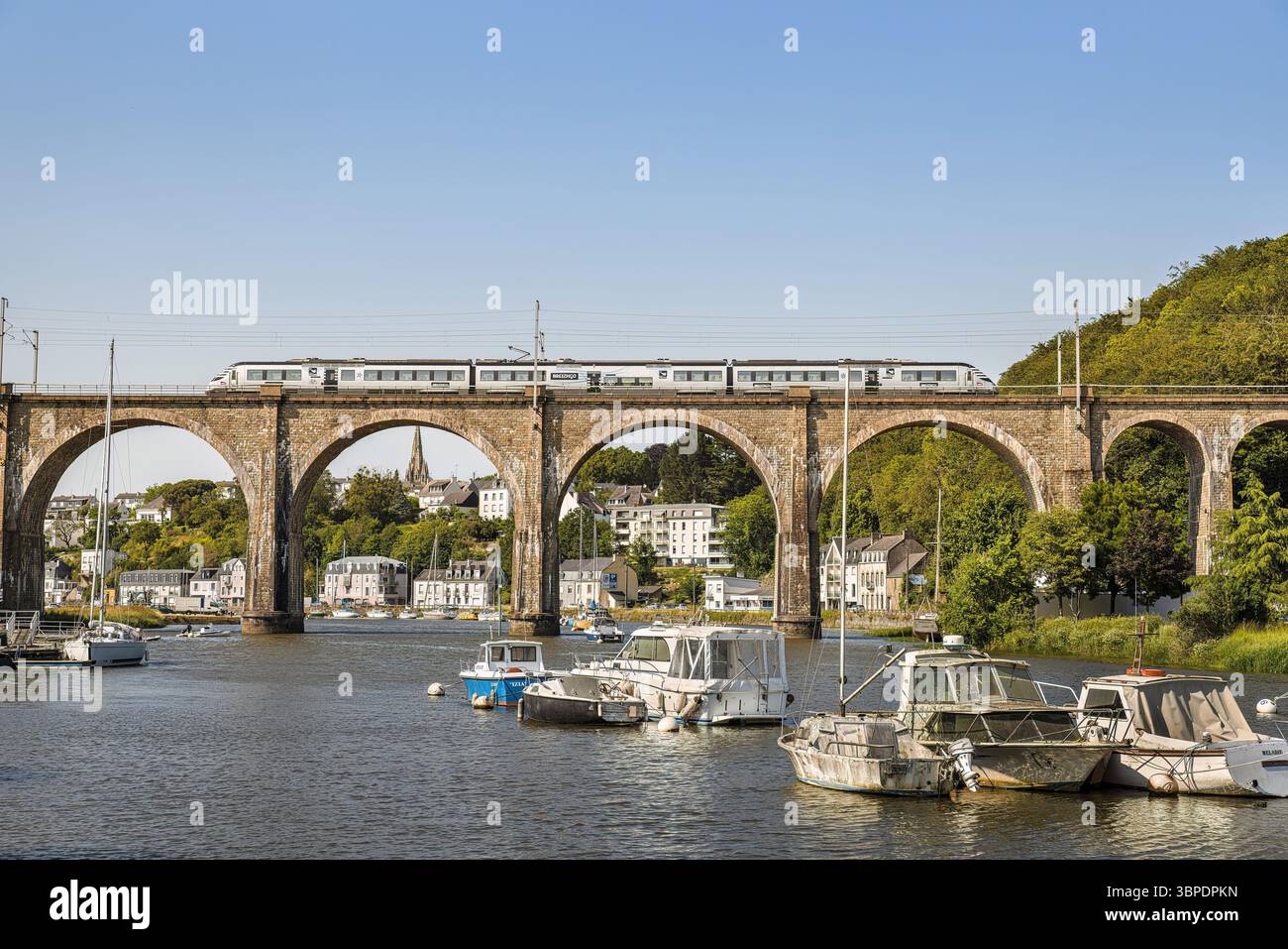 Hennebont (Bretagna, Francia nord-occidentale): Treno regionale TER sul viadotto ferroviario di granito sul fiume Blavet in primavera. Foto Stock