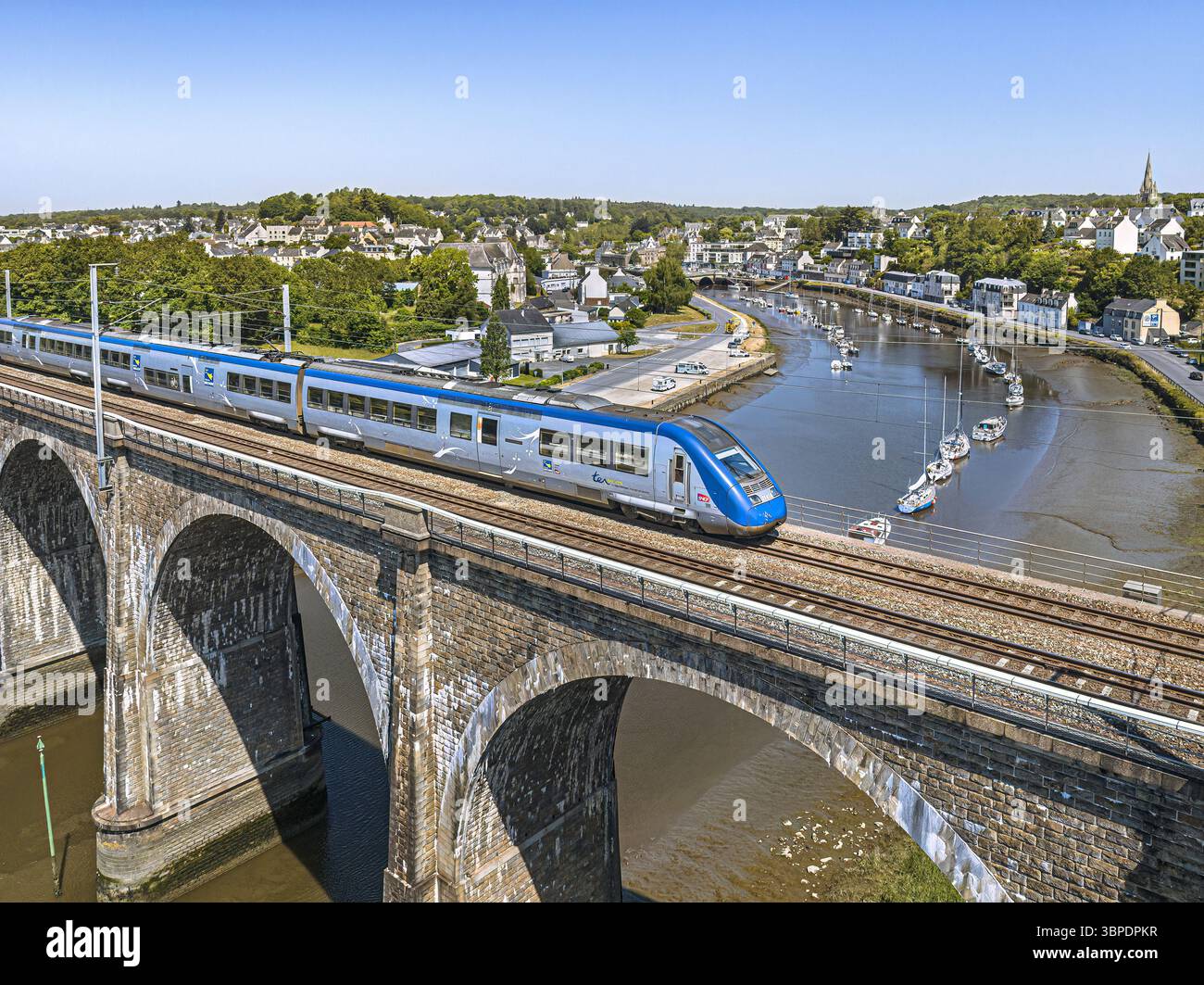 Hennebont (Bretagna, Francia nord-occidentale): Treno regionale TER sul viadotto ferroviario di granito sul fiume Blavet in primavera. Foto Stock