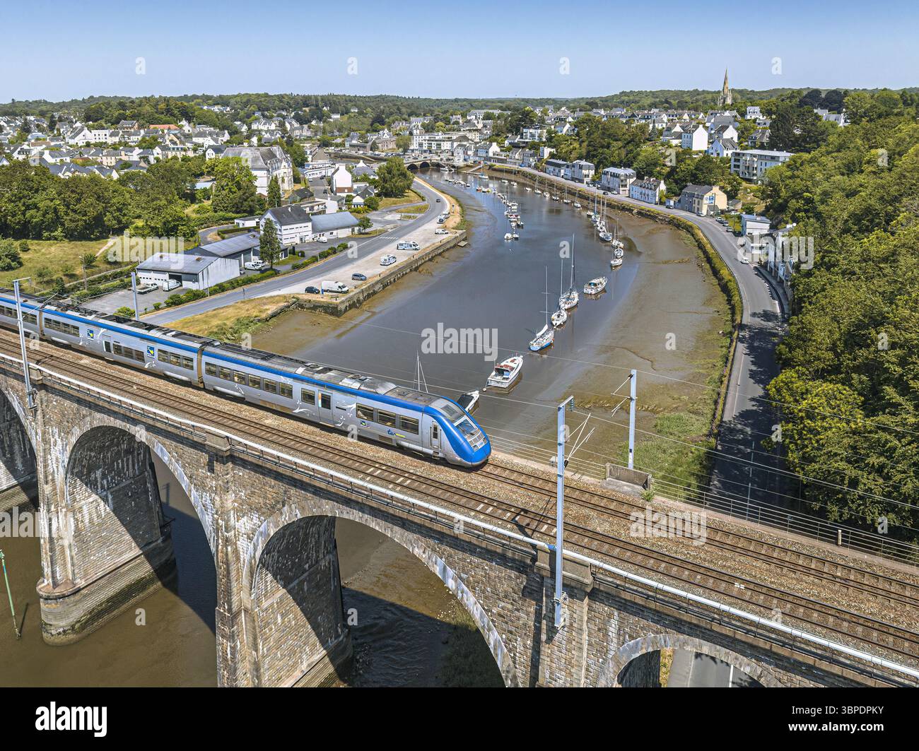 Hennebont (Bretagna, Francia nord-occidentale): Treno regionale TER sul viadotto ferroviario di granito sul fiume Blavet in primavera. Foto Stock