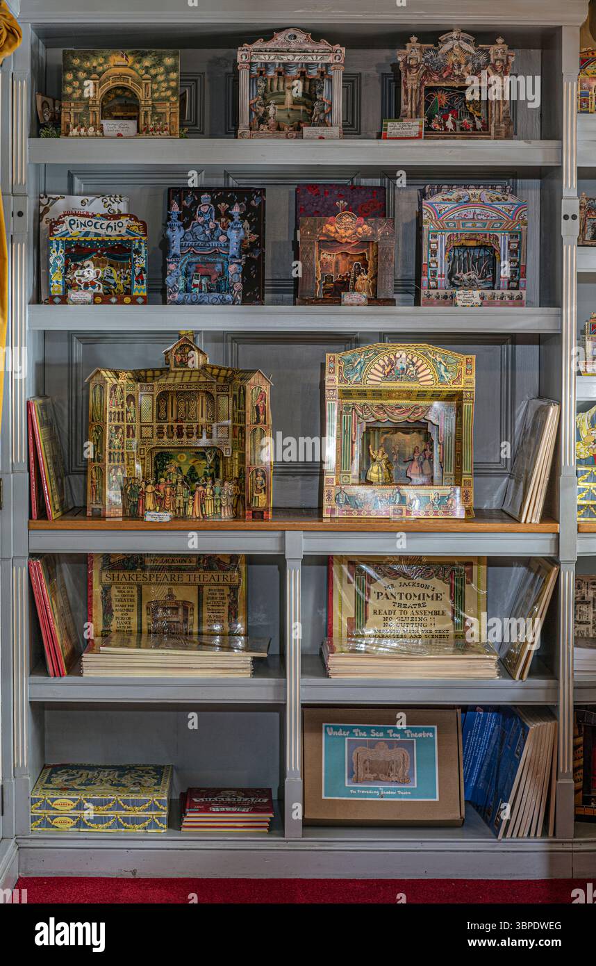 Teatri di giocattoli in cartone al Benjamin Pollocks Toy Shop al Covent Garden Market, Londra, Regno Unito. Foto Stock