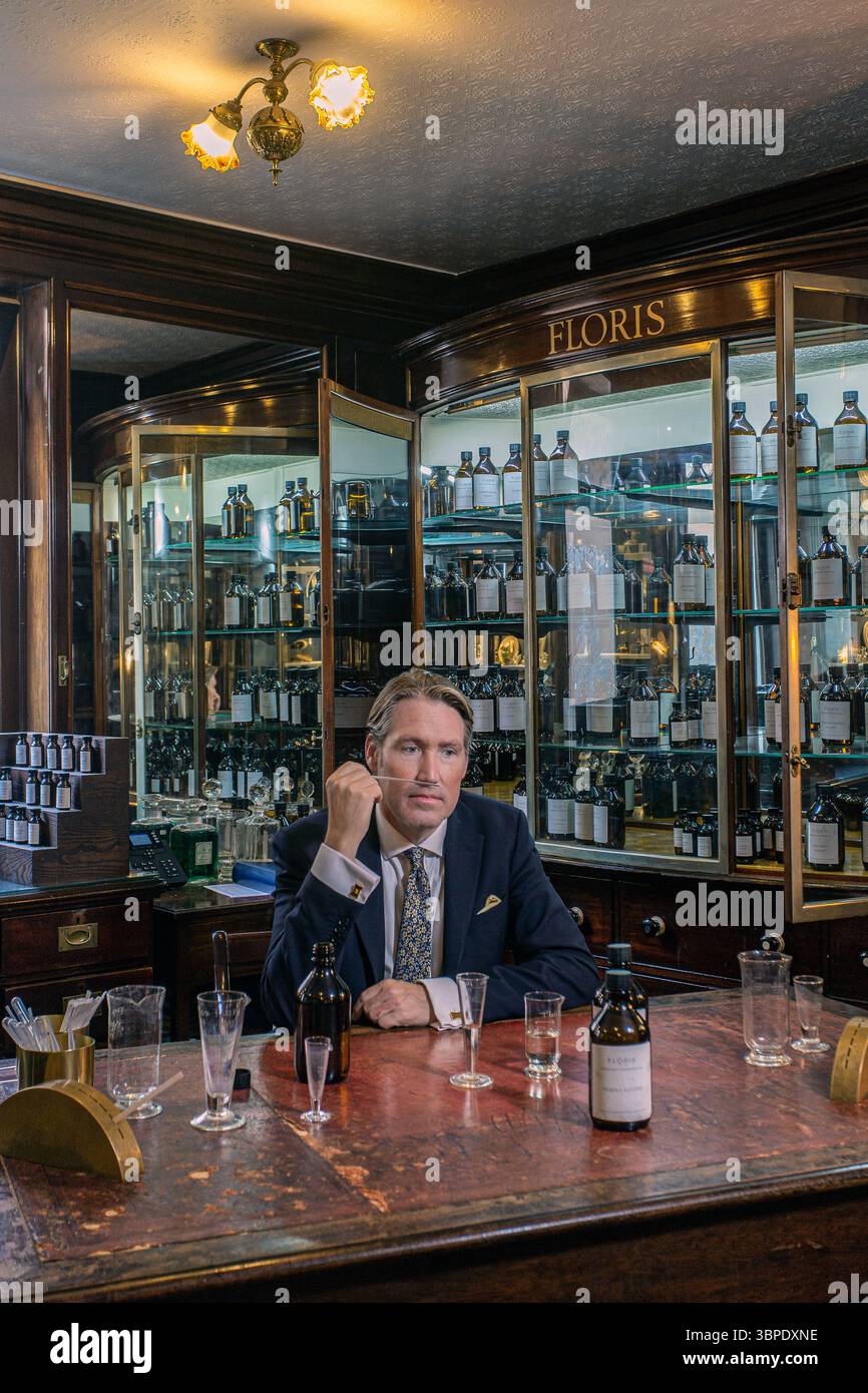 Edward Bodenham direttore del profumo e membro della famiglia di 9a generazione presso Floris British Perfumers dal 1730 Foto Stock