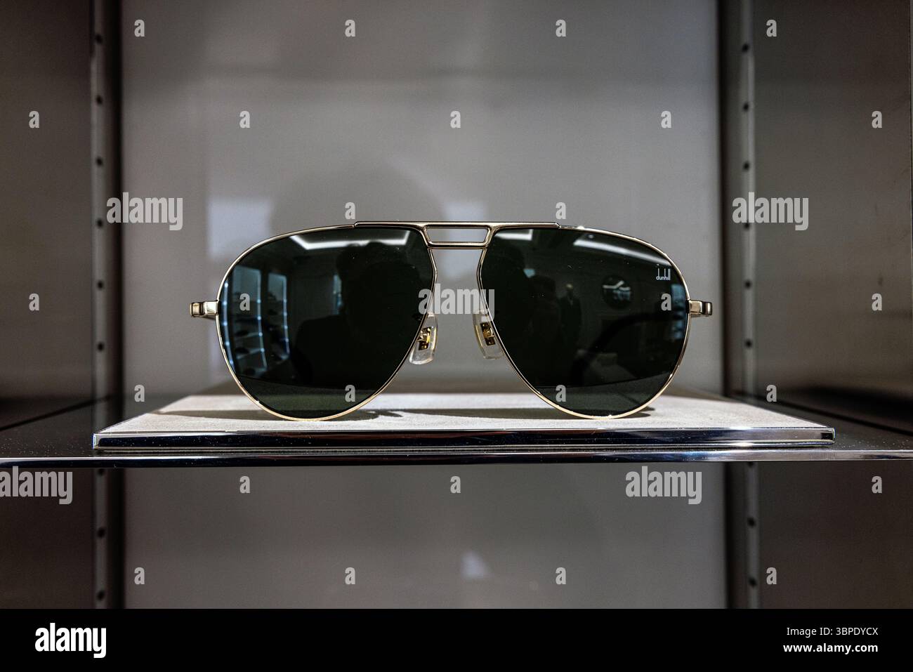 Occhiali da sole da uomo a Dunhill Bourdon House London , Regno Unito Foto Stock