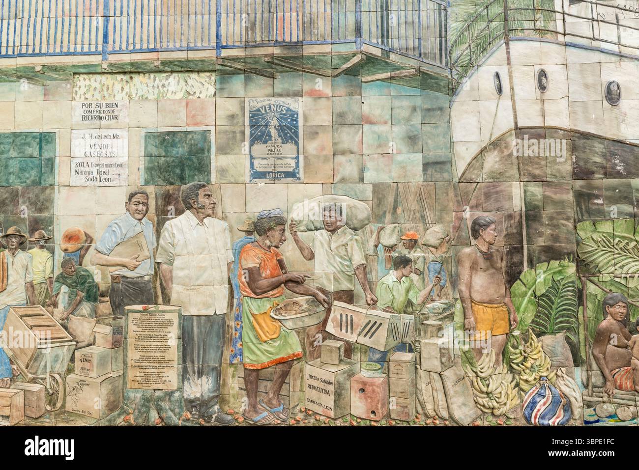 Murale portuale in ceramica di argilla industrializzata di tipo rilievo realizzato da Adriano Rios Sosa in (Santa Cruz de) Lorica, Dipartimento di Cordoba, Colombia Foto Stock