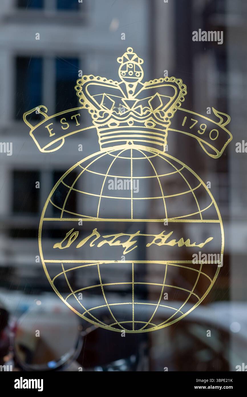 Cartellone con finestra a foglia d'oro presso la D. R. Harris & Co Pharmacy in St James's Street. Foto Stock
