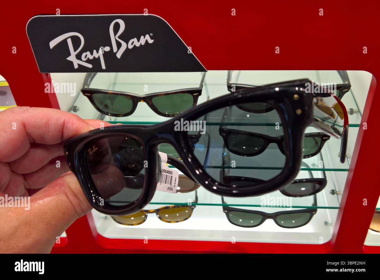 Ray-Ban, zu deutsch Strahlenschutz, ist eine Sonnen- und Korrektionsbrillenmarke. SIE wurde 1937 als Tochterfirma von Bausch und Lomb, einem Hersteller medizinisch-optischer Geräte mit Beteiligung des United States Army Air Corps - kurz USAAC, gegründet. Der erste Prototyp Anti-Glare wurde AM 7. Mai 1937 zum Patent angemeldet. 1999 verkaufte Bausch und Lomb Die Marke für 640 Millionen Dollaro americano an die italienische Luxottica-Gruppe. Foto: RayBan Sonnenbrille Wayfarer Puffer a Pesaro, Italien *** Ray Ban è un marchio di occhiali da sole e occhiali da vista. È stata fondata nel 1937 come filiale o Foto Stock