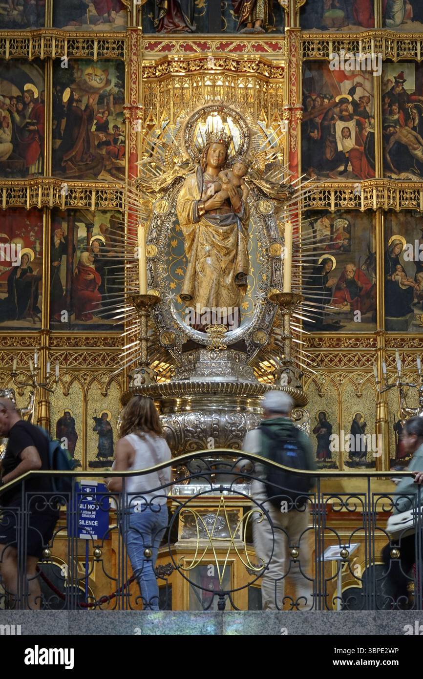 Spagna, Madrid, la cattedrale di Santa Maria reale dell'Almudena (Santa Maria la Real de la Almudena), comunemente nota come la cattedrale dell'Almudena, costruita tra il 1883 e il 1984. Nella foto: La cripta neoromanica ospita un'immagine del XVI secolo della Virgen de la Almudena. Foto © Fabio Mazzarella/sintesi/Alamy foto di scorta *** didascalia locale *** Foto Stock