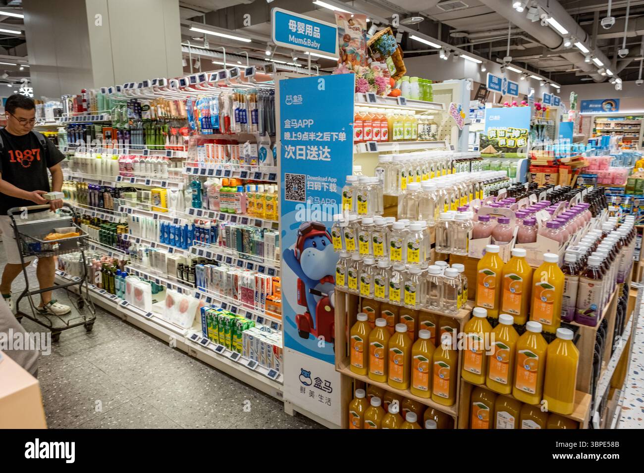 Chongqing, Cina - 9 maggio 2025. un'immagine vibrante di un corridoio di supermercati ben rifornito, con scaffali riempiti dall'alto verso il basso con una varietà di merci Foto Stock