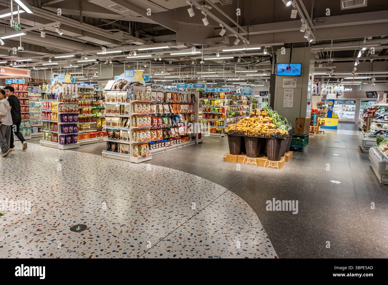 Chongqing, Cina - 9 maggio 2025. un'immagine vibrante di un corridoio di supermercati ben rifornito, con scaffali riempiti dall'alto verso il basso con una varietà di merci Foto Stock