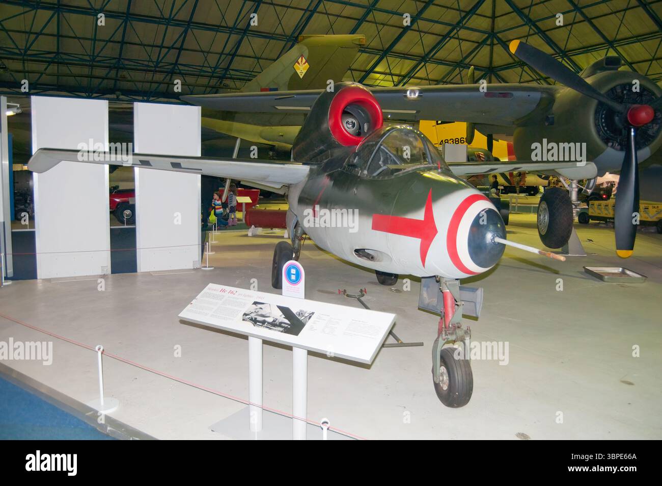Caccia Heinkel He-162 della seconda guerra mondiale in mostra al museo della RAF Hendon di Londra. Foto Stock