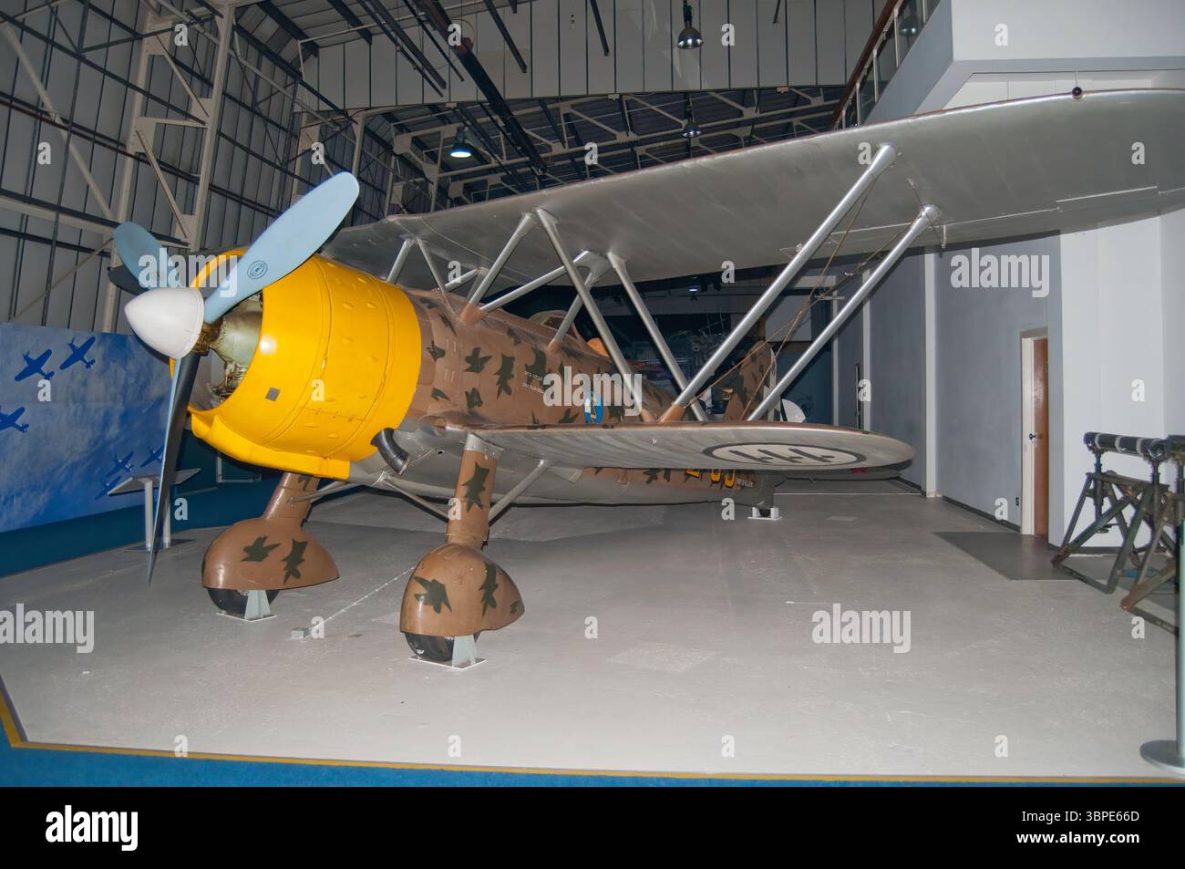 Fiat CR.42 Falco, aereo da caccia biplano italiano della seconda guerra mondiale, in mostra al museo RAF Hendon di Londra. Foto Stock