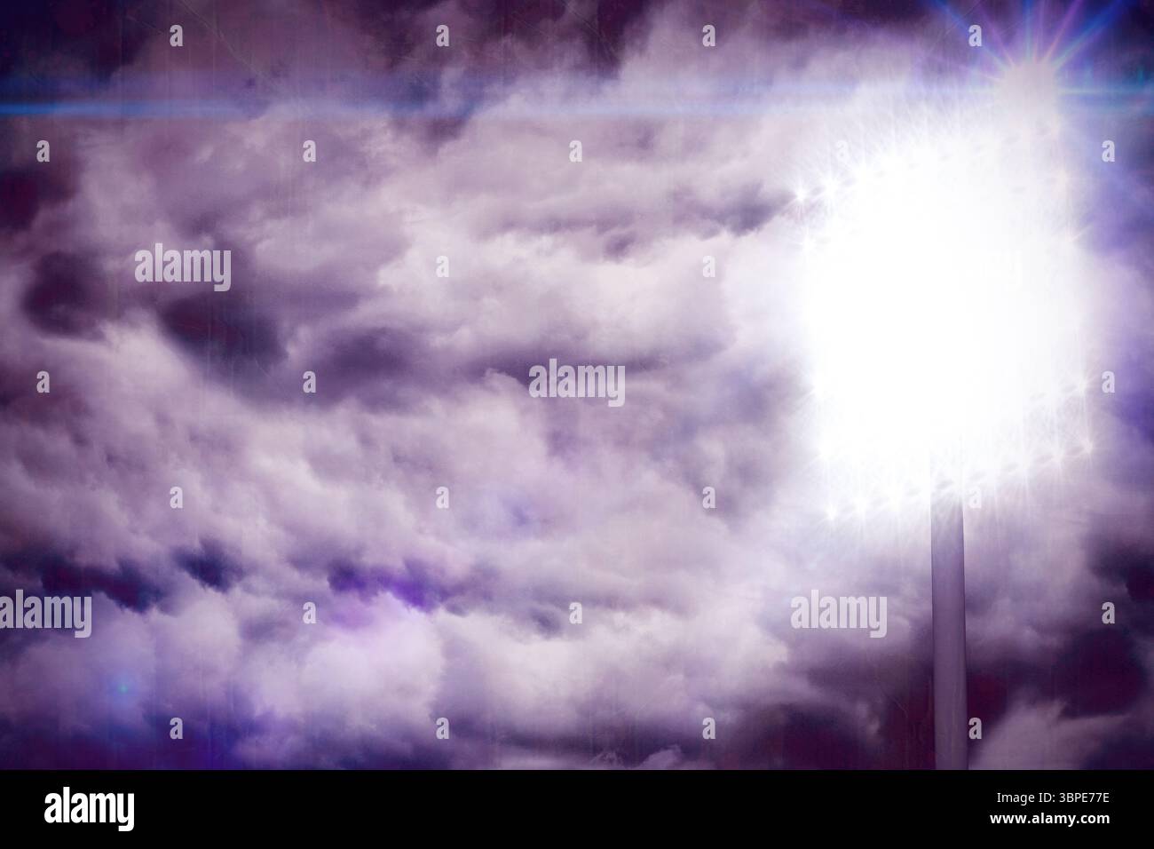 La torre faro a LED dal design piatto illumina le nuvole vorticose di colore grigio-viola con lampade illuminate e luce parassita della lente Foto Stock