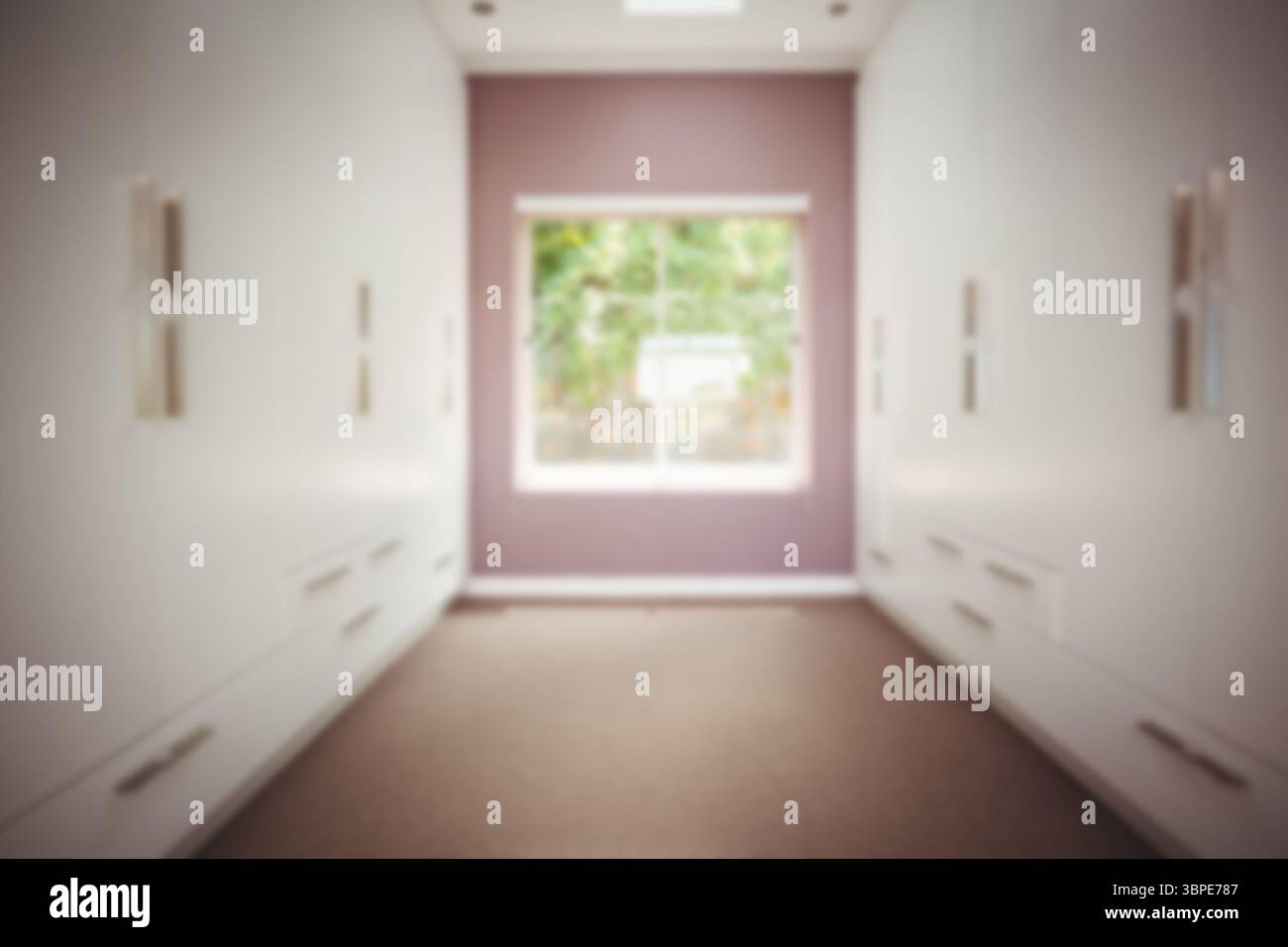 Finestra a parete in mezzo ai vani portaoggetti Foto Stock