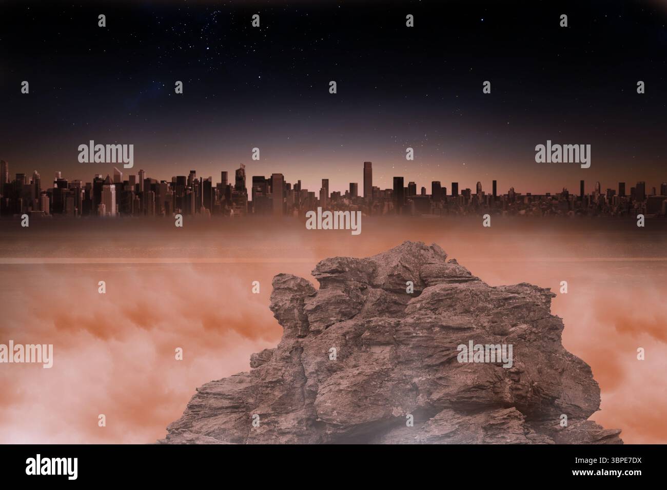 La formazione rocciosa si innalza sopra le nuvole arancioni e lo skyline lontano brilla sotto il cielo stellato Foto Stock