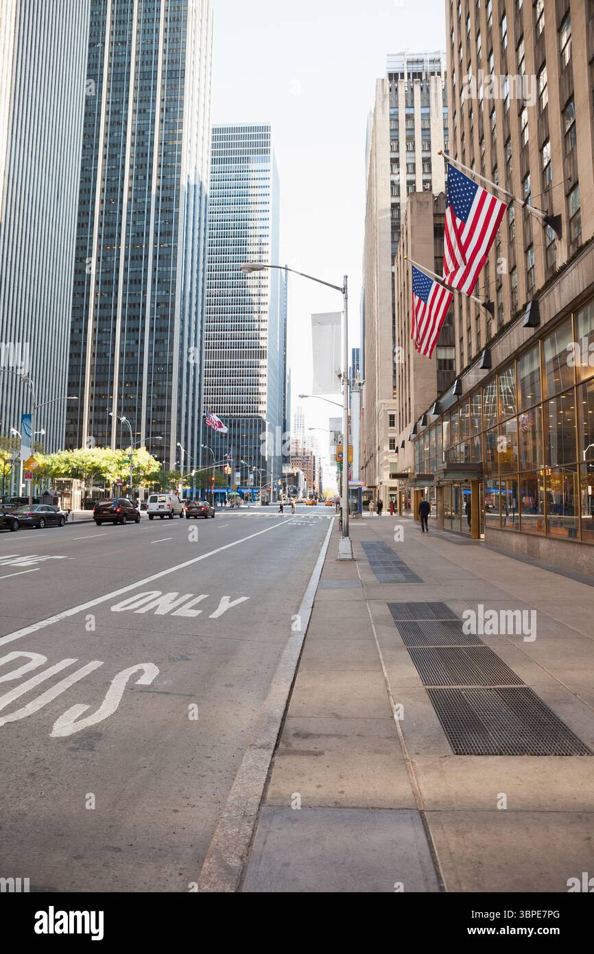 Il design piatto mostra il viale del centro con torri di vetro, camminata pedonale, bandiere Foto Stock