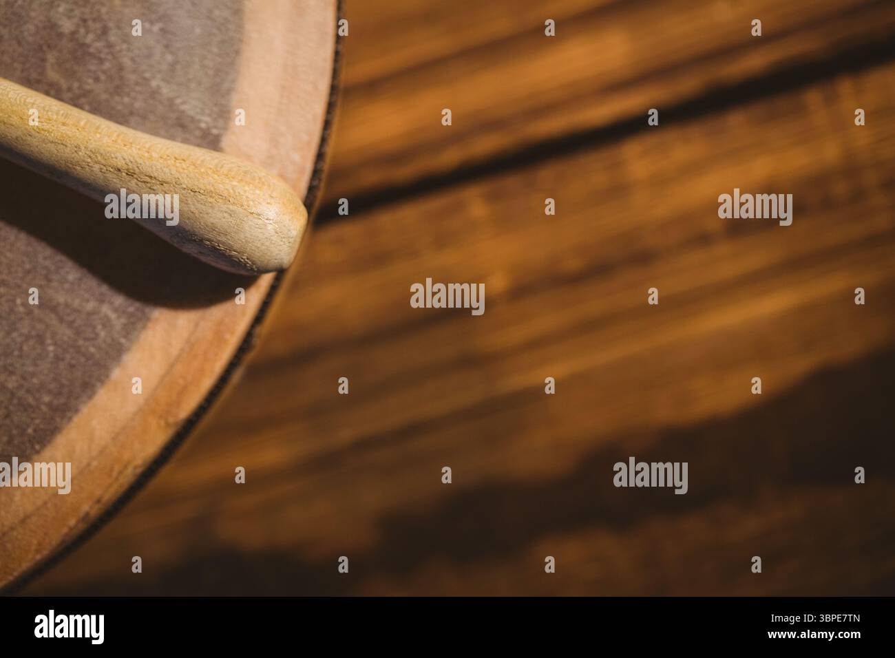 Bastone di legno corto e bodhran Foto Stock