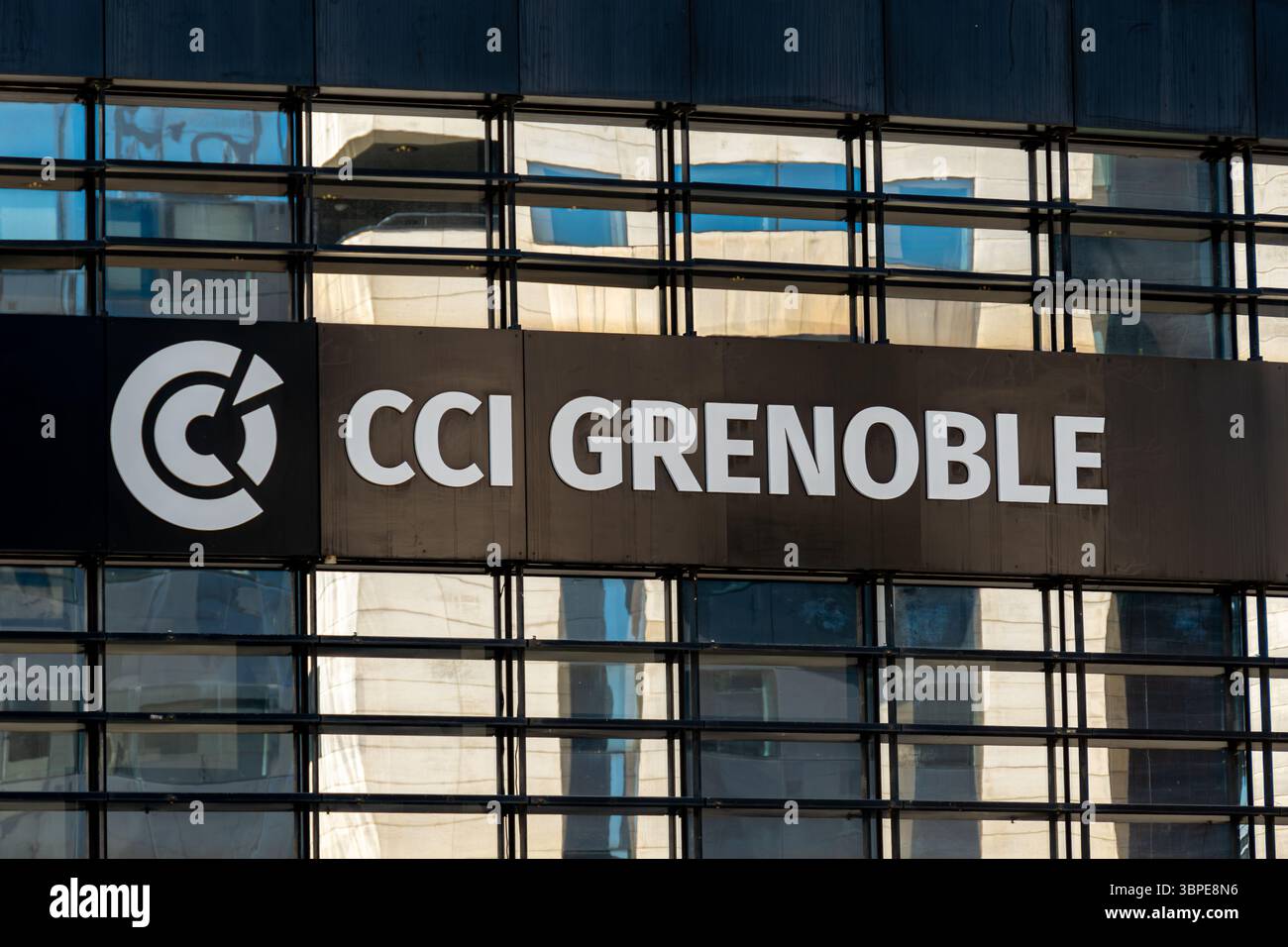 Firma e logo sull'edificio che ospita la sede della camera di commercio e dell'industria (CCI) di Grenoble, Francia, nel distretto di Europole Foto Stock