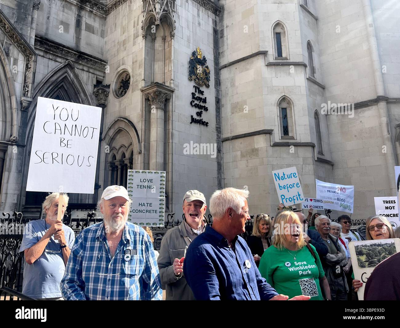 Manifestanti al di fuori della Royal Courts of Justice, nel centro di Londra, dove il gruppo Save Wimbledon Park sta prendendo provvedimenti contro la Greater London Authority (GLA) per la sua decisione di concedere il permesso di pianificazione per l'espansione dell'All England Lawn Tennis Club del sito di Wimbledon sul vicino campo da golf di Wimbledon Park, aggiungendo uno stadio da 8.000 posti e 38 nuovi campi da campionato. L'audizione dovrebbe concludersi mercoledì. Data foto: Martedì 8 luglio 2025. Foto Stock