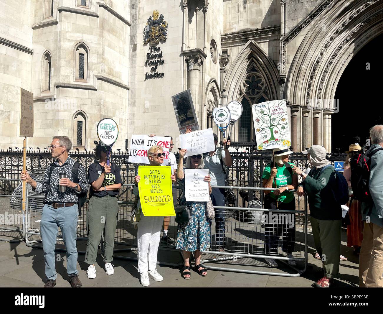 Manifestanti al di fuori della Royal Courts of Justice, nel centro di Londra, dove il gruppo Save Wimbledon Park sta prendendo provvedimenti contro la Greater London Authority (GLA) per la sua decisione di concedere il permesso di pianificazione per l'espansione dell'All England Lawn Tennis Club del sito di Wimbledon sul vicino campo da golf di Wimbledon Park, aggiungendo uno stadio da 8.000 posti e 38 nuovi campi da campionato. L'audizione dovrebbe concludersi mercoledì. Data foto: Martedì 8 luglio 2025. Foto Stock