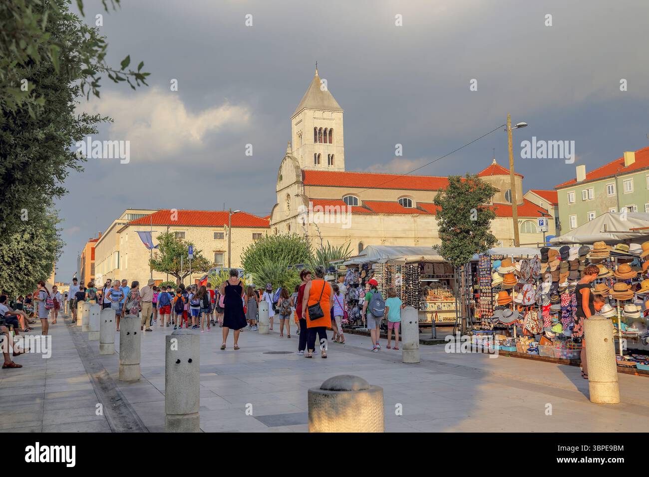 ZARA, CROAZIA - 14 SETTEMBRE 2016: Si tratta di un mercato nella Piazza della città Vecchia vicino alla Chiesa di Santa Maria prima del tramonto. Foto Stock