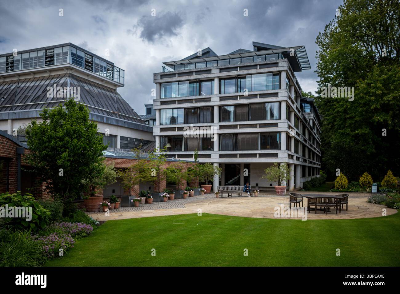 Cripps Court Buildings, Queens College di Cambridge. Gli edifici di Cripps Court furono costruiti tra il 1974 e il 1983, gli architetti Powell, moya & Partners. Foto Stock