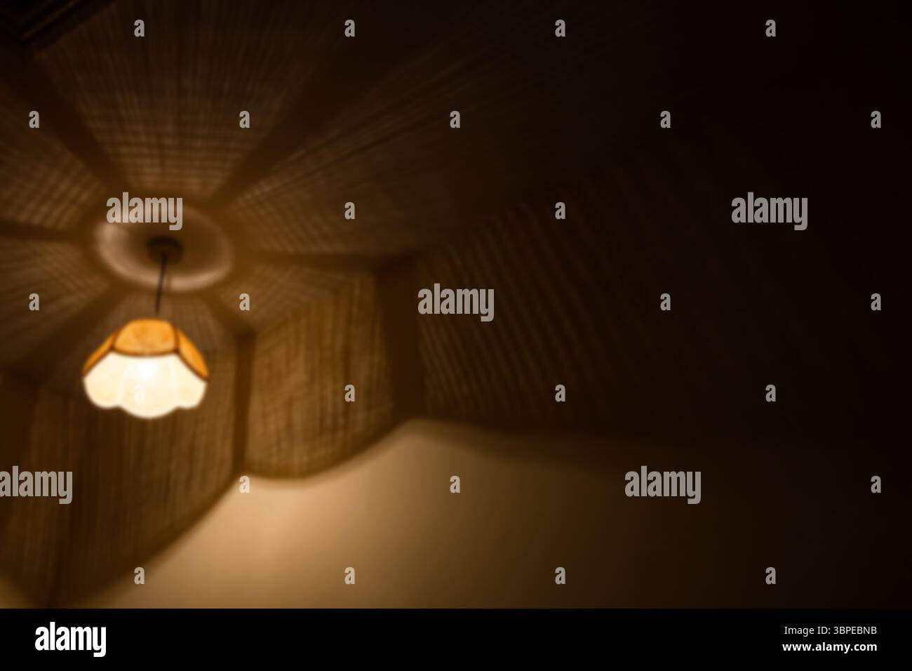 Lampada a sospensione illuminata appesa al soffitto Foto Stock