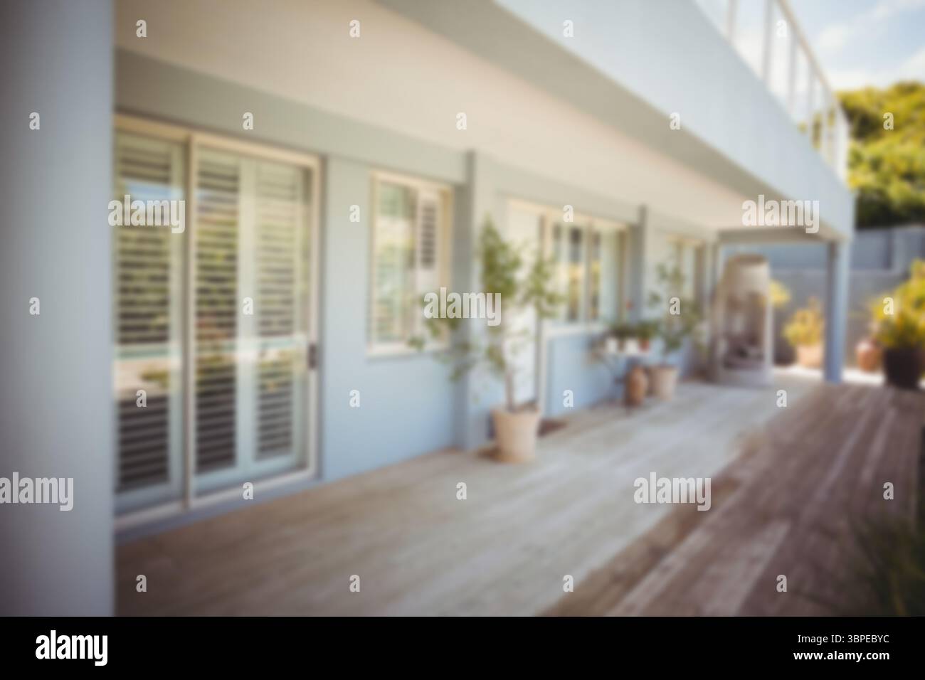 Il design piatto raffigura un ampio ponte in legno con ringhiera e porte scorrevoli in vetro e piante in vaso Foto Stock