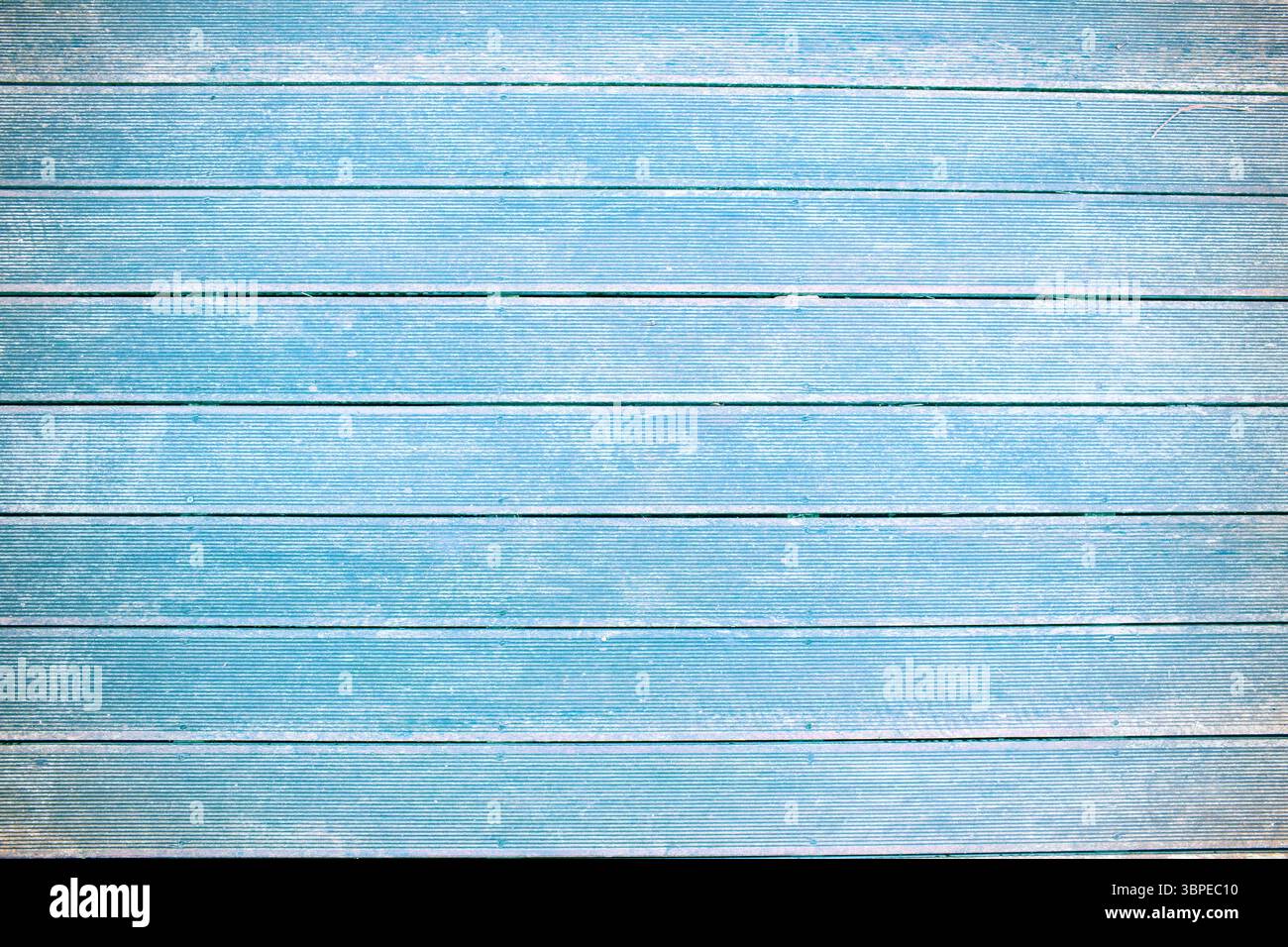 Parete in legno blu chiaro resistente agli agenti atmosferici che mostra vernice scheggiata e grana in un design piatto Foto Stock