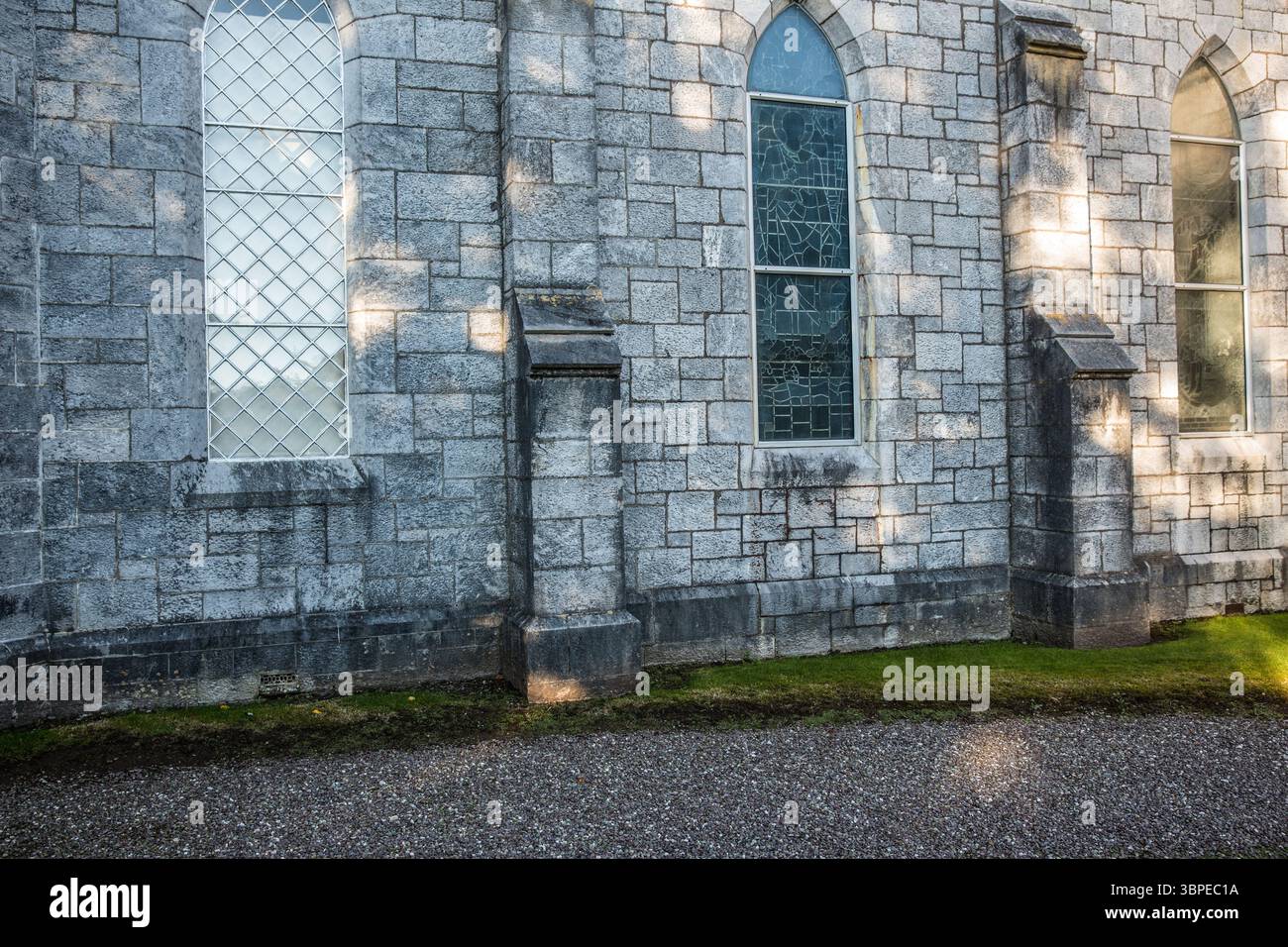Il design piatto raffigura l'esterno di pareti in pietra con finestre ad arco a punta, contrafforti, percorso di ghiaia Foto Stock