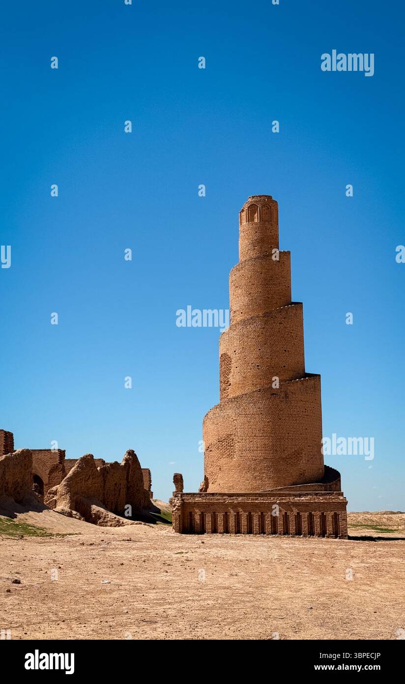 Un minareto a spirale si erge alto contro un cielo azzurro, che rappresenta il ricco patrimonio e l'innovazione architettonica degli antichi iracheni. Foto Stock