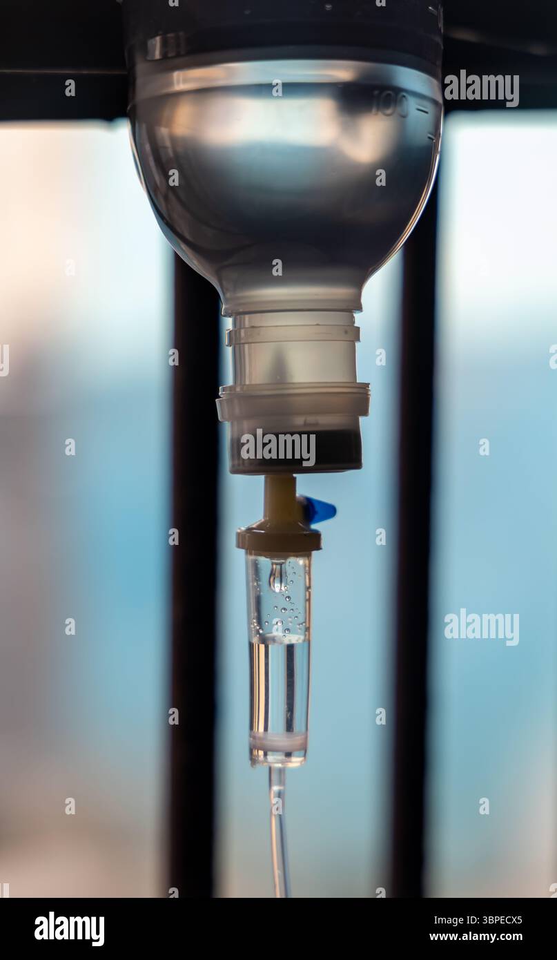 linea hospital iv con gocce di luce naturale Foto Stock