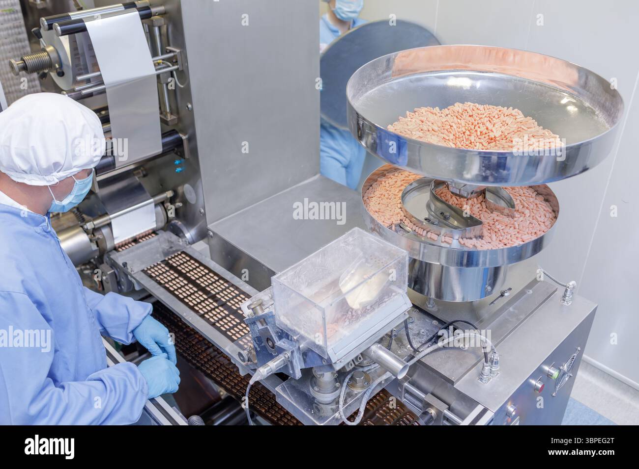 Produzione automatizzata di compresse farmaceutiche e linea di confezionamento con macchinari moderni in un impianto di produzione sterile Foto Stock
