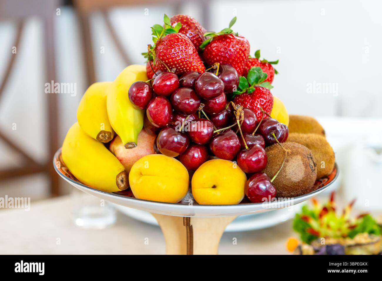 Vassoio con assortimento di frutti di bosco crudi sul piatto, cibo fresco Foto Stock