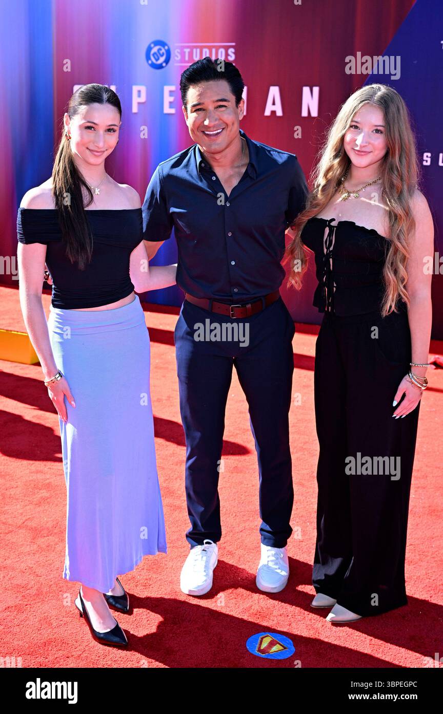Mario Lopez mit Begleitung bei der Weltpremiere des Kinofilms Superman im TCL Chinese Theatre. Los Angeles, 07.07.2025 *** Mario Lopez con il compagno alla prima mondiale del film Superman al TCL Chinese Theatre di Los Angeles, 07 07 2025 foto:xD.xStarbuckx/xFuturexImagex superman la 5726 Foto Stock