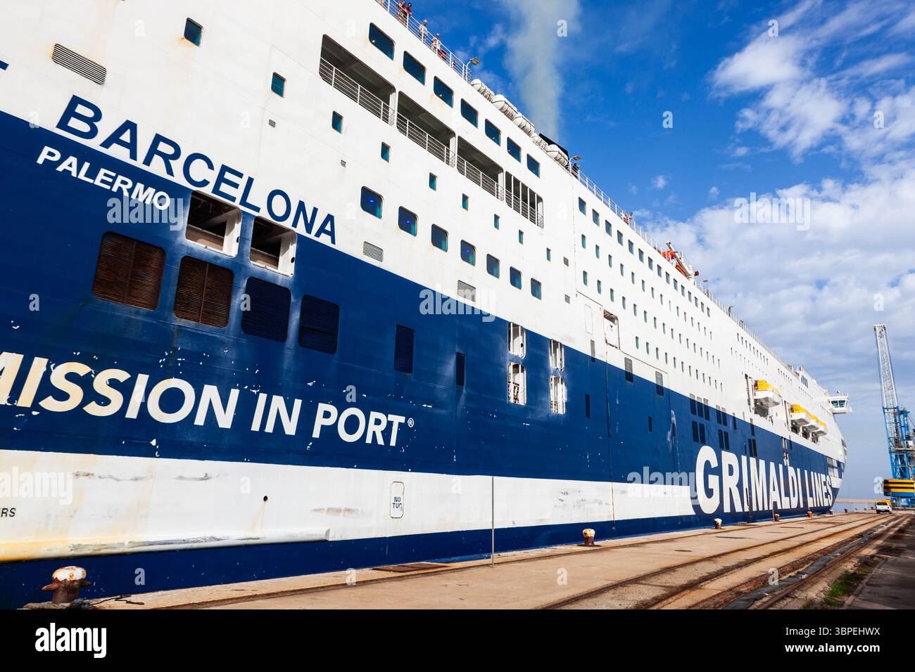 Porto Torres, Italia - 17 ottobre 2024: Traghetto Grimaldi Lines nel porto della Sardegna con partenza per Barcellona, Spagna. Foto Stock