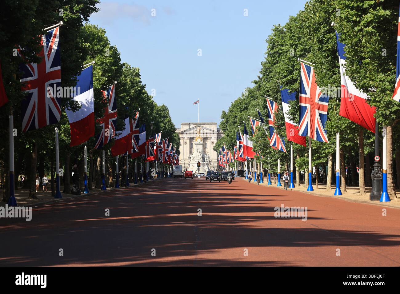 Union Jack e le bandiere francesi fiancheggiano il Mall a Londra per la visita di stato del presidente Emmanuel Macron e di sua moglie Brigitte, luglio 2025, Regno Unito. Foto Stock