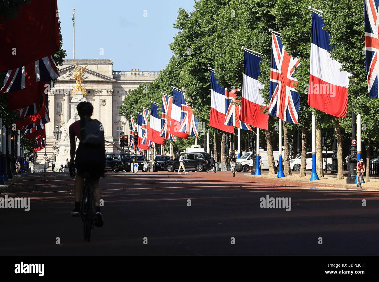 Union Jack e le bandiere francesi fiancheggiano il Mall a Londra per la visita di stato del presidente Emmanuel Macron e di sua moglie Brigitte, luglio 2025, Regno Unito. Foto Stock
