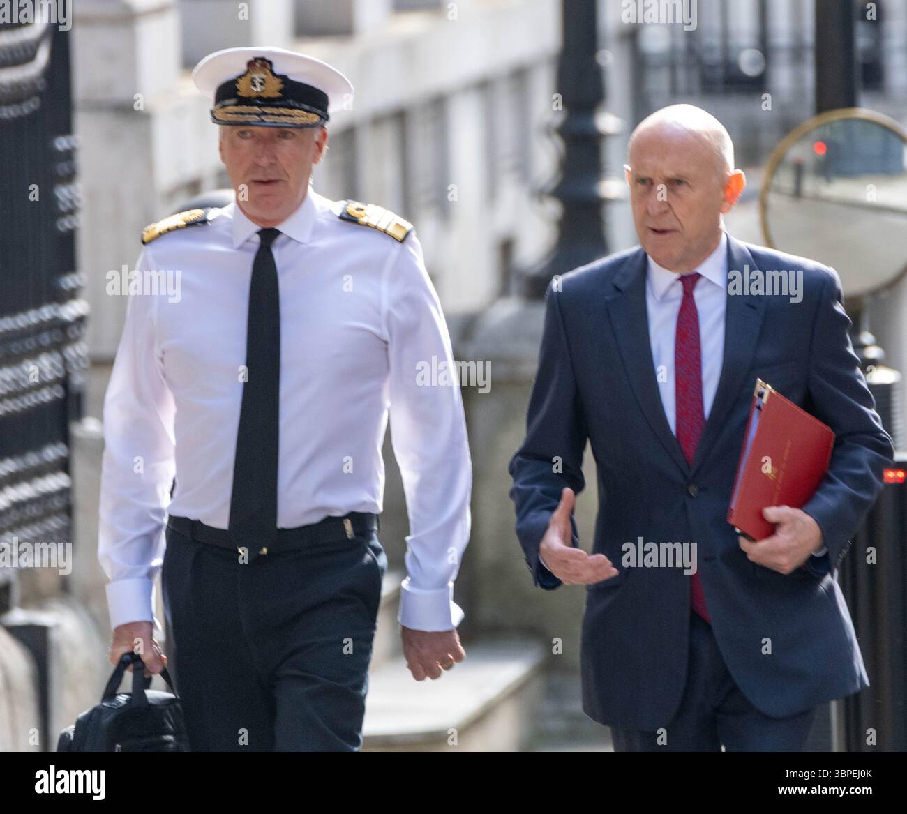 Londra, Regno Unito. 8 luglio 2025. L'ammiraglio Sir Tony Radakin, capo di stato maggiore della difesa e John Healey, segretario della difesa, arrivano ad una riunione di gabinetto al 10 di Downing Street a Londra. Crediti: Ian Davidson/Alamy Live News Foto Stock