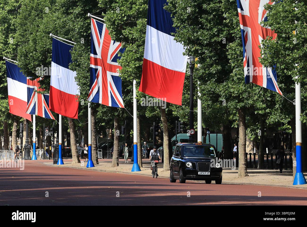 Union Jack e le bandiere francesi fiancheggiano il Mall a Londra per la visita di stato del presidente Emmanuel Macron e di sua moglie Brigitte, luglio 2025, Regno Unito. Foto Stock