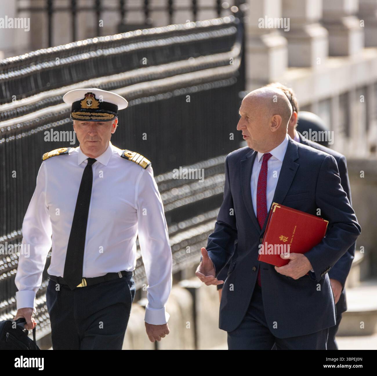 Londra, Regno Unito. 8 luglio 2025. L'ammiraglio Sir Tony Radakin, capo di stato maggiore della difesa e John Healey, segretario alla difesa arriva ad una riunione di gabinetto al 10 di Downing Street a Londra. Crediti: Ian Davidson/Alamy Live News Foto Stock